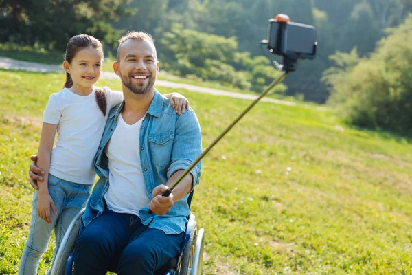 Buon padre con disabilità scattare un selfie con la figlia — Foto Stock