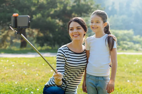 Allegro madre e figlia prendendo un selfie all'aperto — Foto Stock