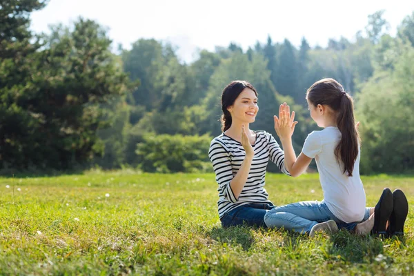 Ottima madre e figlia a giocare a pat-a-cake all'aperto — Foto Stock