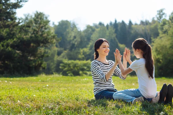 Bella madre e figlia che si danno dieci alti — Foto Stock