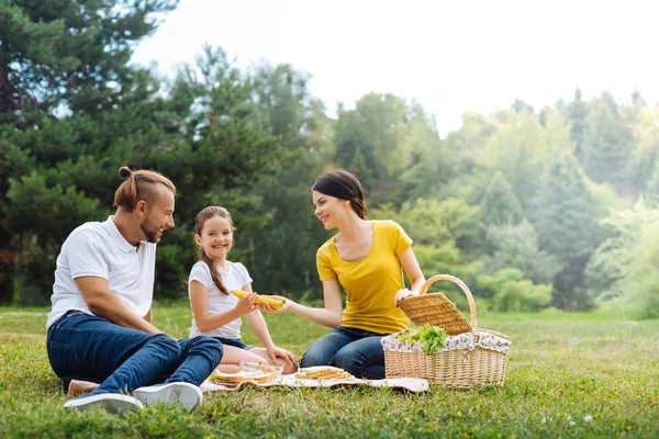 Щаслива молода сім'я має пікнік у парку — стокове фото