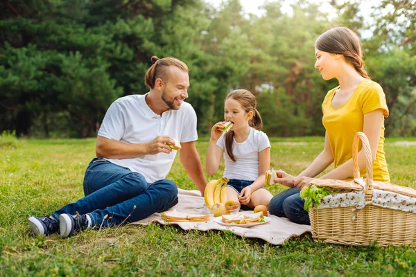 Familie plăcută cu sandvișuri la picnic — Fotografie, imagine de stoc