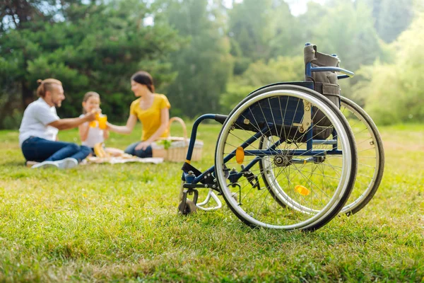 Famille d'un handicapé buvant du jus le pique-nique — Photo