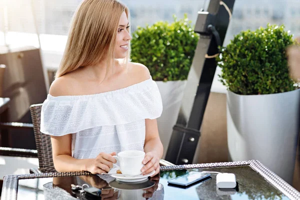 Mooie positieve vrouw genieten van het uitzicht — Stockfoto