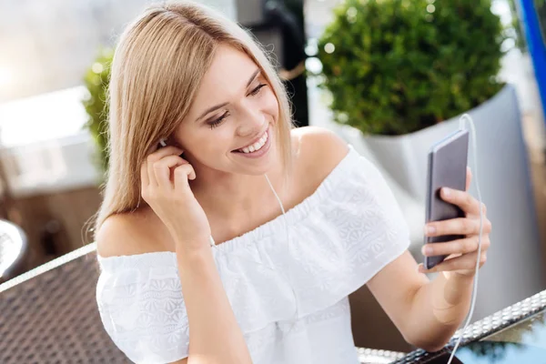 Mujer alegre y positiva escuchando música — Foto de Stock