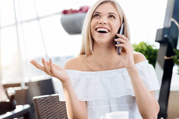 Feliz mulher animada falando ao telefone — Fotografia de Stock