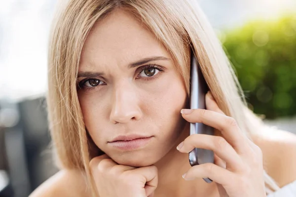 Нещаслива молода жінка розмовляє по телефону — стокове фото