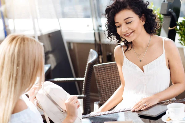 Mujer hermosa feliz mirando la bolsa — Foto de Stock