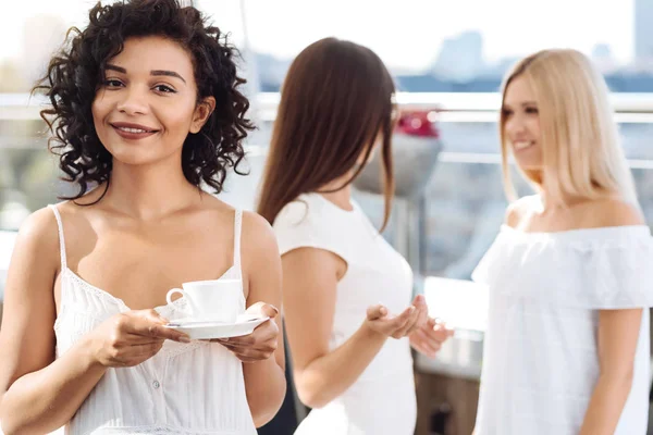 Positieve aantrekkelijke vrouw met een kopje thee — Stockfoto