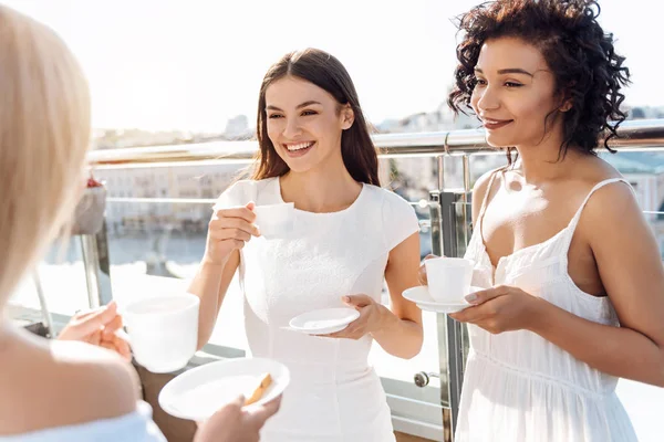 Blij jonge vrouwen die genieten van hun tijd samen — Stockfoto