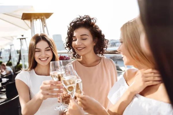 Задоволені привабливі жінки вітають з шампанським — стокове фото
