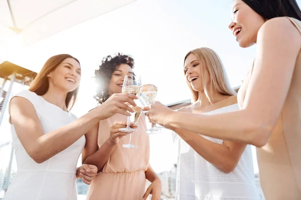 Glada lyckliga kvinnor som har en hyllning — Stockfoto