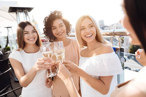 Feliz joven mujer teniendo una despedida de soltera — Foto de Stock