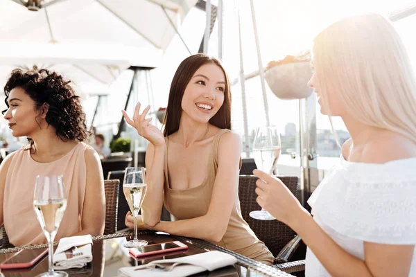 Mujeres alegres y encantadas hablando entre sí — Foto de Stock