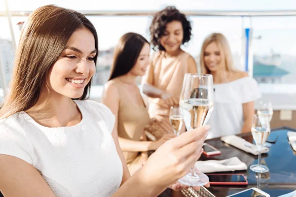 Mujer positiva alegre mirando su vaso — Foto de Stock