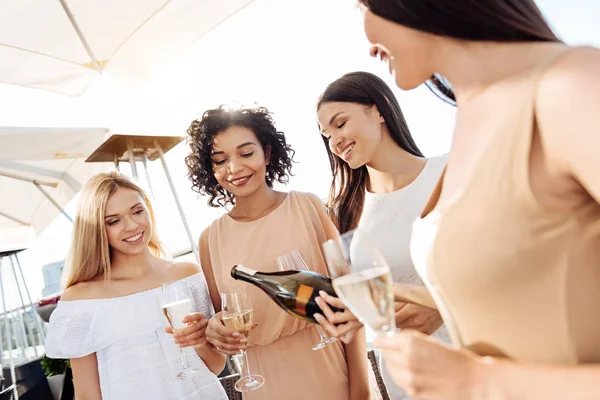 Mujeres positivas encantadas bebiendo juntas —  Fotos de Stock