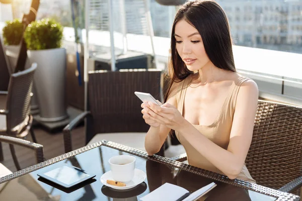 Çatı katındaki restoranda olmak hoş çekici kadın