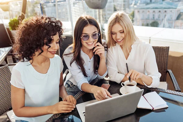 Mujer positiva feliz apuntando a la pantalla del ordenador portátil — Foto de Stock