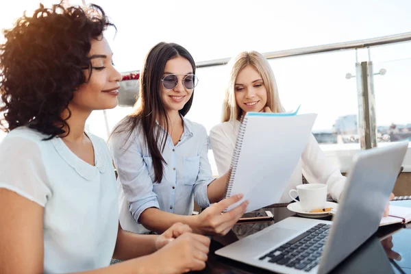 Takımda çalışan memnun akıllı kadınlar