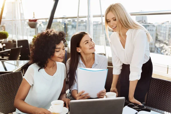 Birlikte çalışma zevk mutlu memnun kadın