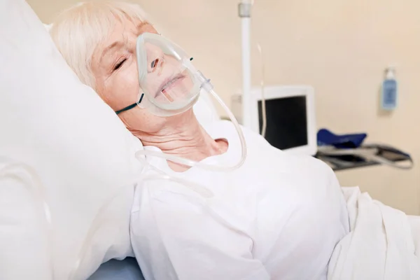 Envejecida tierna dama que tiene problemas con sus pulmones — Foto de Stock