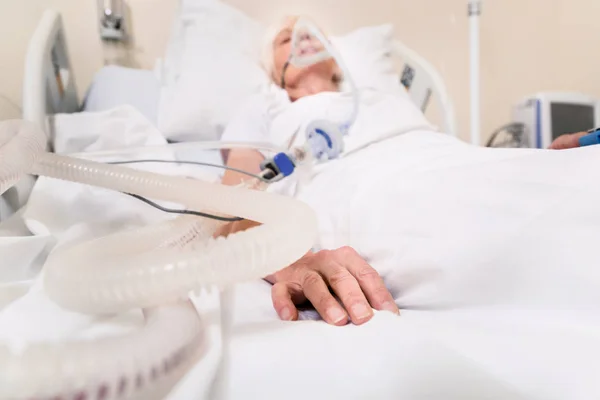 Ασυνείδητο άρρωστη γυναίκα που αναρρώνουν από σοβαρή ασθένεια των πνευμόνων — Φωτογραφία Αρχείου