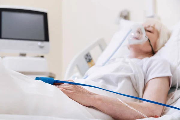 Eszméletlen pályázat idősebb nő, egyre jobb a kórházban — Stock Fotó