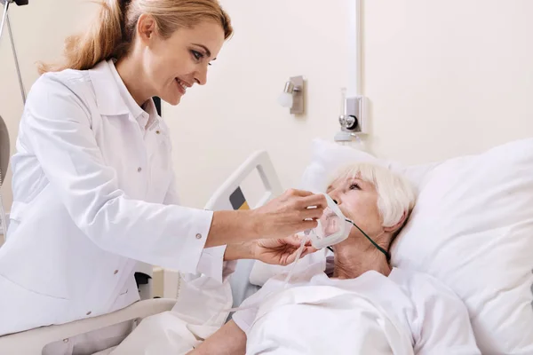 Médico amigável competente conversando com seu paciente idoso — Fotografia de Stock