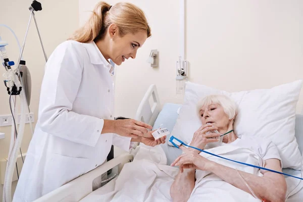 Mujer mayor inteligente haciendo preguntas acerca de la medicación —  Fotos de Stock