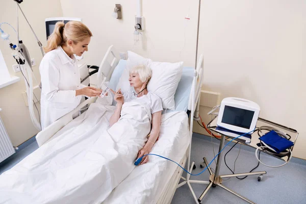 Onun doktoru yönergenizi isteyen meraklı düzgün yaşlı kadın — Stok fotoğraf
