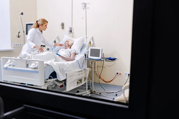 Delikat framstående läkare omvårdnad äldre dam — Stockfoto