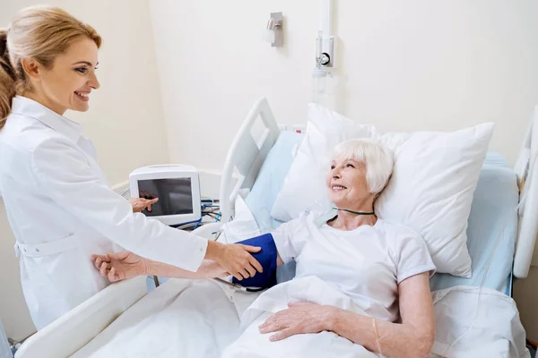 Adorável médico produtivo fazendo alguns testes — Fotografia de Stock