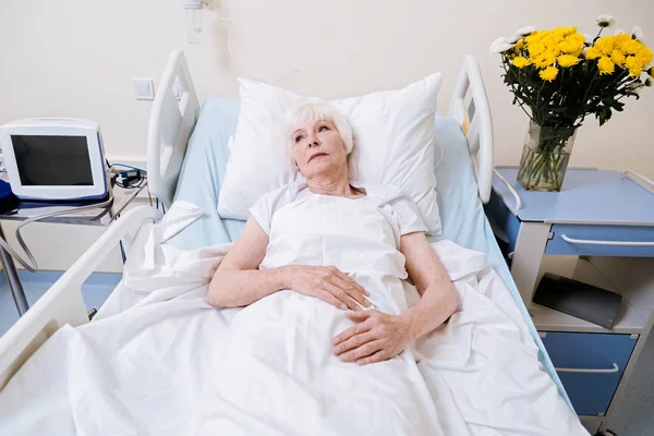 Křehké starší žena obnovuje svou sílu v nemocnici — Stock fotografie