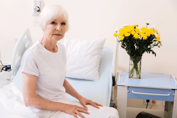 Rozkošný platidlem ve věku paní seděla ve svém pokoji nemocnice — Stock fotografie