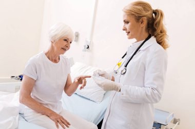 Makinelinin işaret meraklı parlak yaşlı kadın