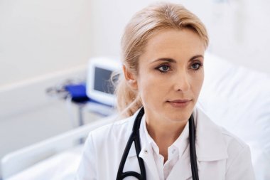 Onun bir sonraki hastayı görmek için başlık mükemmel üretken doktor