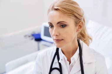 Her zaman onun hasta hakkında düşünme ciddi profesyonel doktor