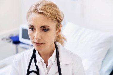 Bir doktor olarak çalışan kararlı cesur kadın