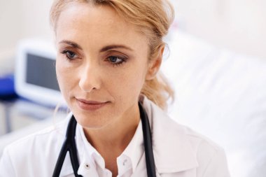 İnsanların hayatlarını kıtası üzerinde dikkat çekici genç doktor