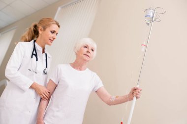 Onun yaşlı hasta yardımcı tür eğitimli doktor