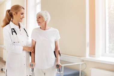 Enerjik üst düzey Bayan bacak yaralanma kurtarma