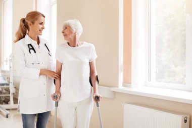 Rehabilitasyon sırasında yardımcı mükemmel eğitimli doktor