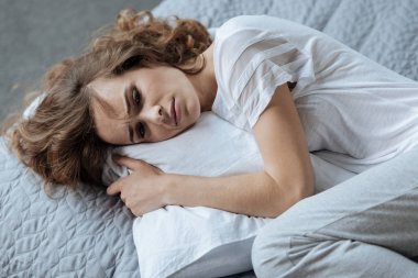 Yastığın üzerinde dinlenme ponponsuz genç kadın