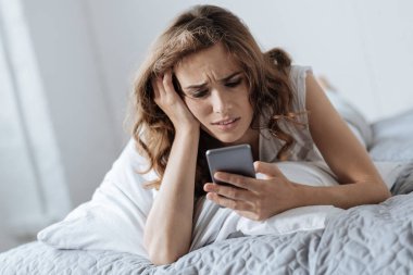 Tipik bir haber ponponsuz çekici kadın