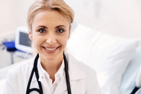 Briljante gepleegd vrouw liefde werken in het ziekenhuis — Stockfoto