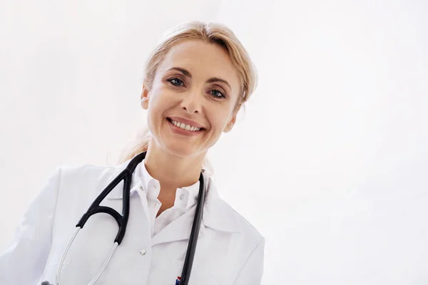 Clever competent woman helping people staying healthy — Stock Photo, Image