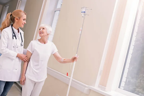 Bright aged woman thanking doctor for her services — Stock Photo, Image