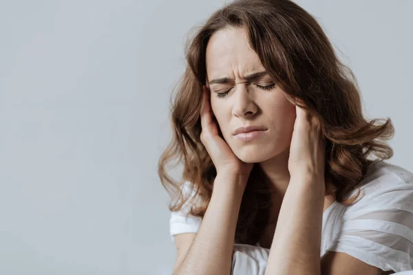 Triste joven cerrando los ojos — Foto de Stock