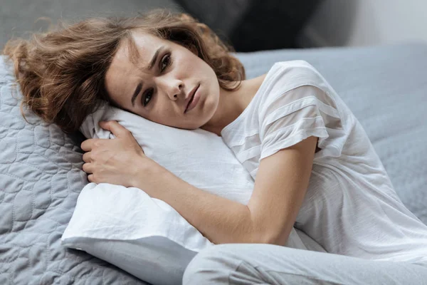 Депрессивная уставшая женщина лежит на подушке — стоковое фото
