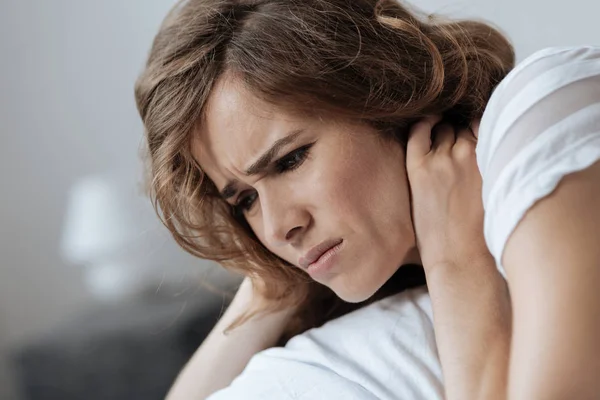 Niezadowolony, młoda kobieta o ból w szyi — Zdjęcie stockowe